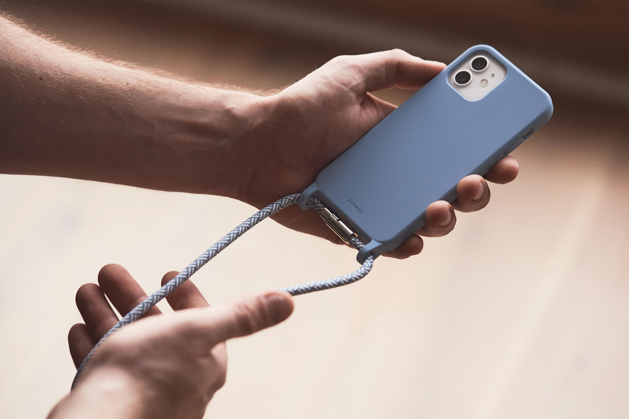 Artwizz HangOn Case – iPhone Schutzhülle mit Umhängeband