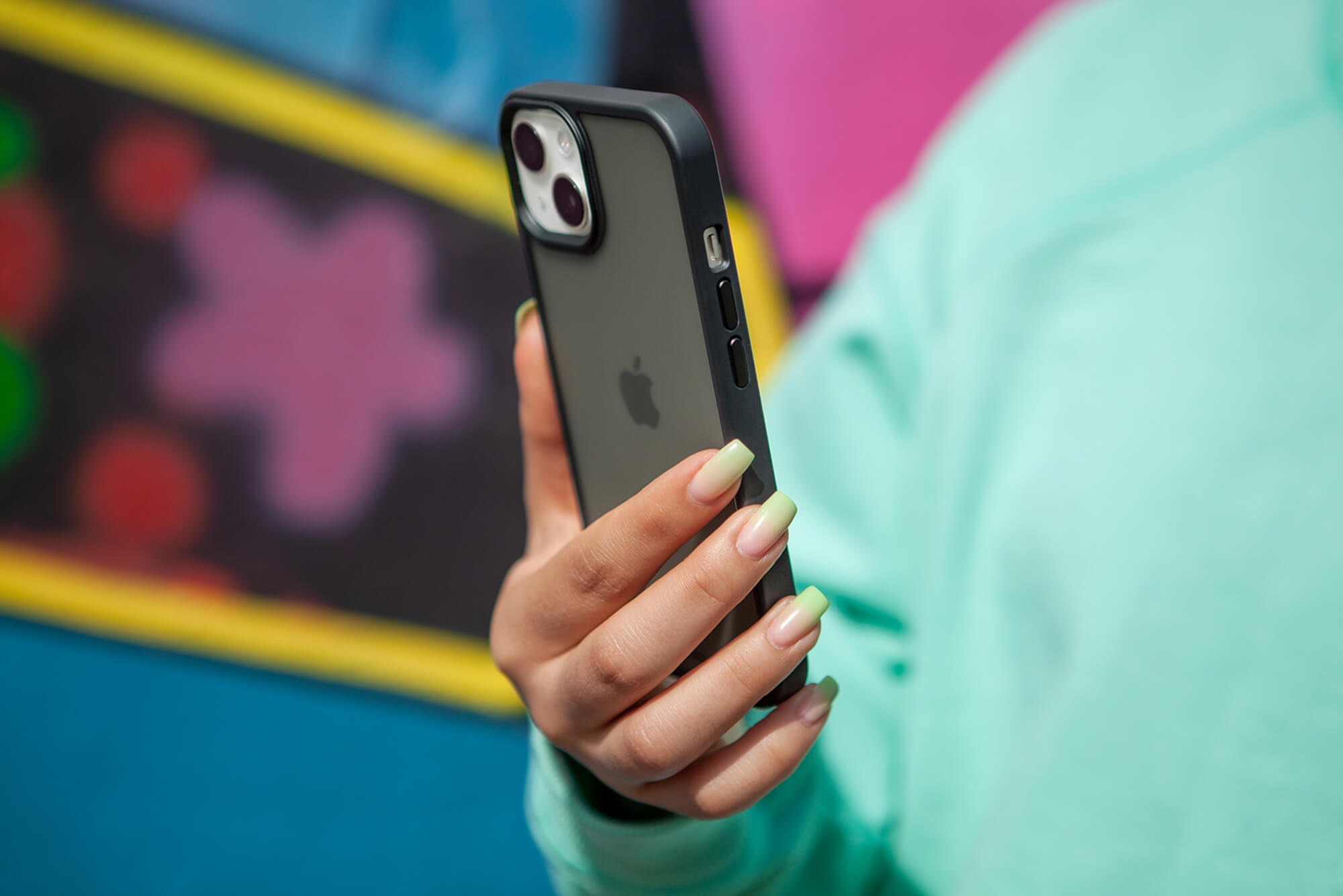 Artwizz IcedClip – Robuste Schutzhülle für iPhone mit transluzenter Rückseite